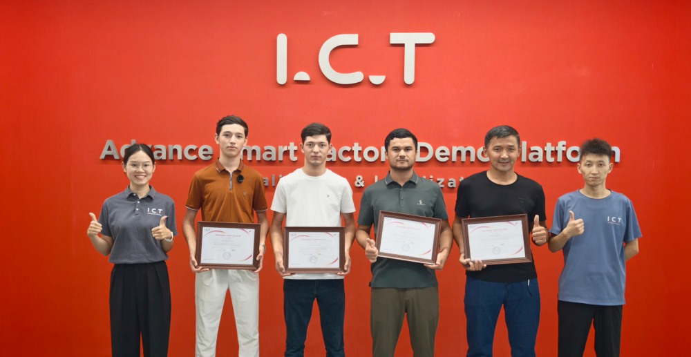 Client ouzbékistan a terminé la formation à I.C.T