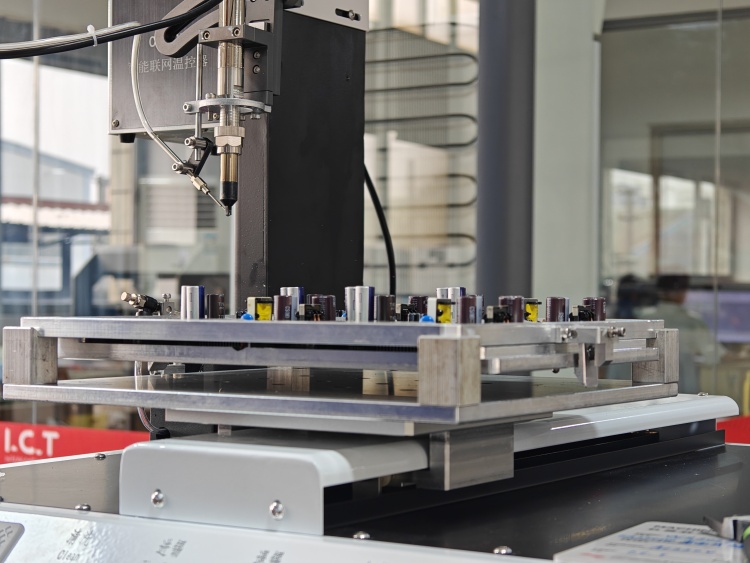 I.C.T Test d'&eacute;chantillon de robot &agrave; souder 02