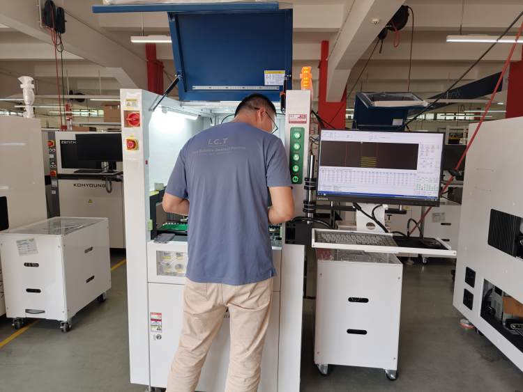 I.C.T Un ing&eacute;nieur termine les tests avant exp&eacute;dition pour la machine de rev&ecirc;tement de protection.jpg