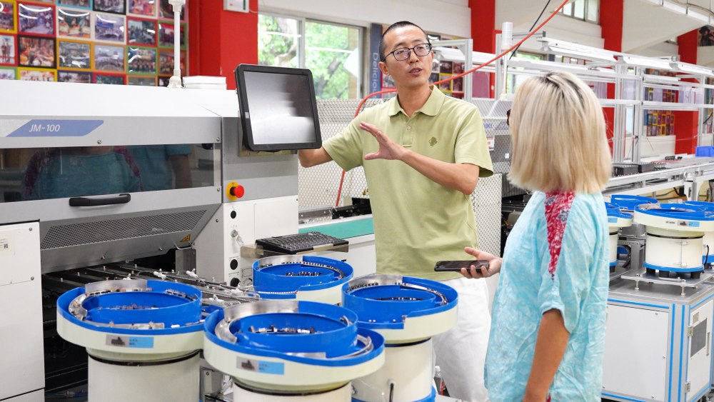 Un journaliste du Wall Street Journal visite une usine de I.C.T pour une interview sur la fabrication de produits &eacute;lectroniques 01.jpg