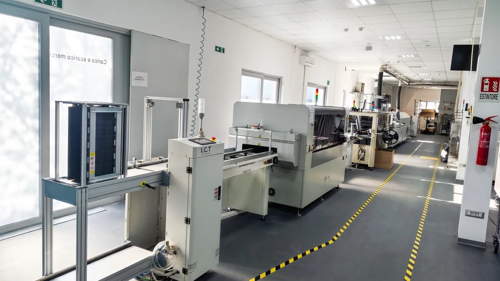 I.C.T ligne de production de bandes flexibles LED SMT et four de refusion sous vide install&eacute;s chez un client en Italie