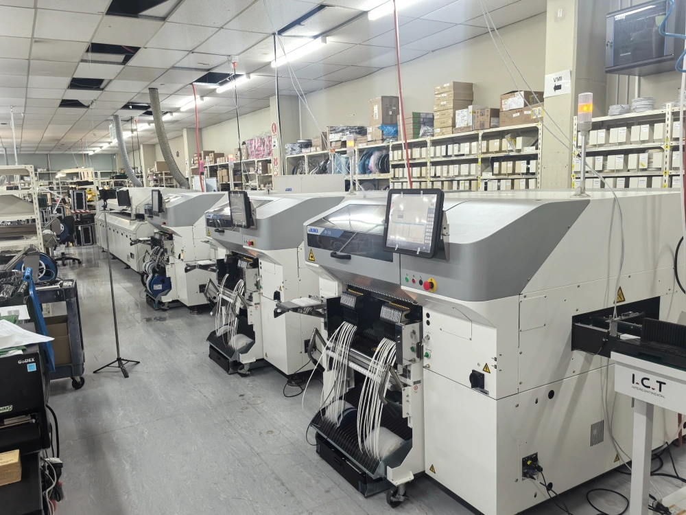 trois machines de transfert JUKI RS-1XL.webp